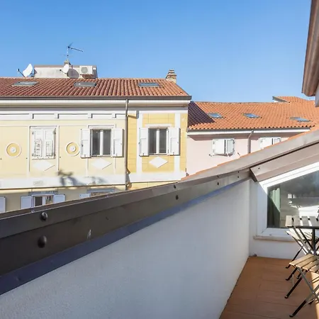 Blake, Attico Con Parcheggio A * Terst