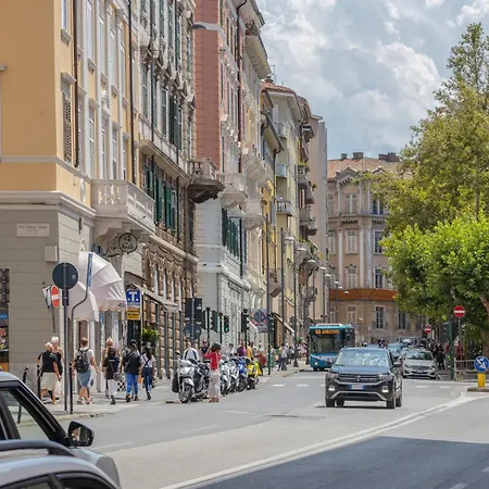 Blake, Attico Con Parcheggio A Trieste
